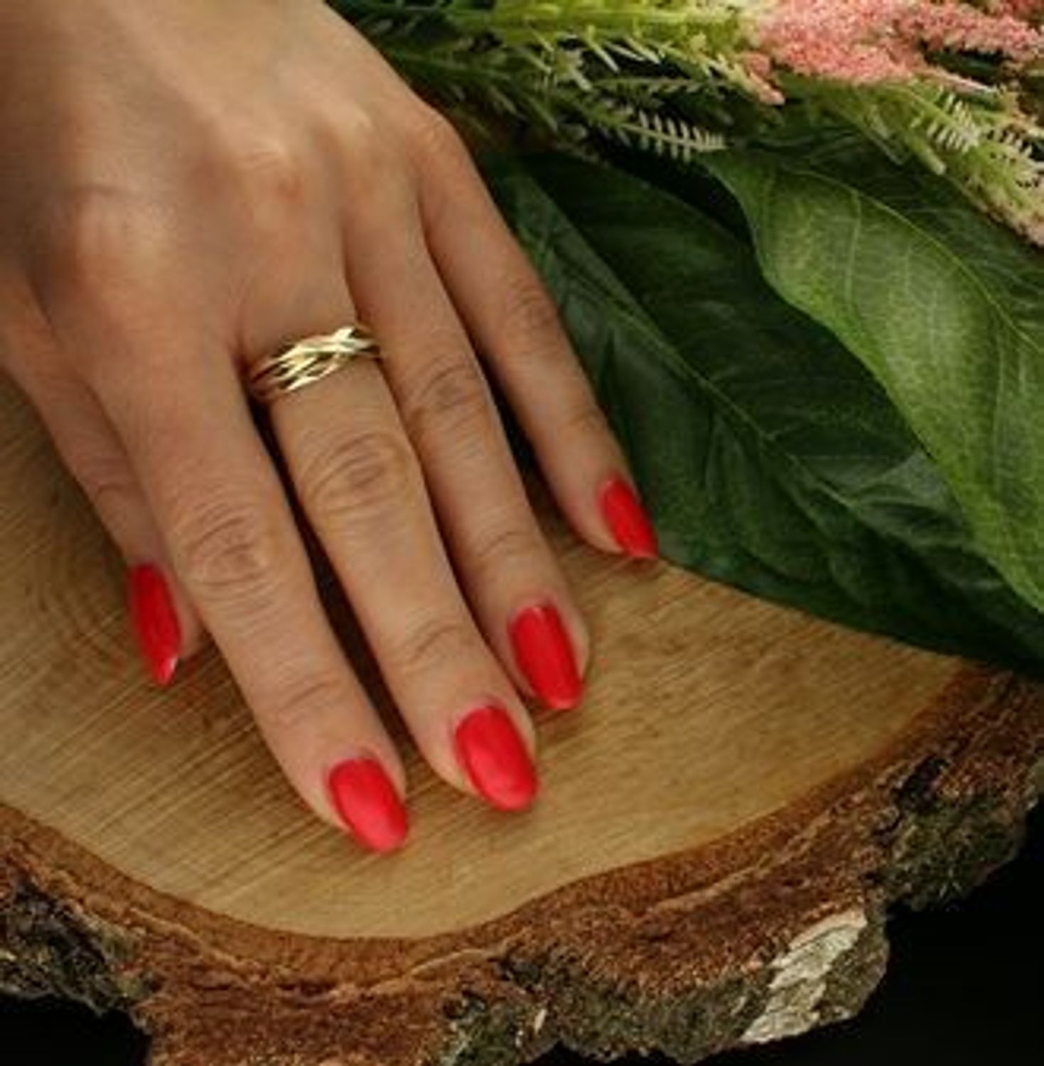 Złoty pierścionek 333 z grawerowanym wzorem PI 6126 333. Szerokie pierścionki to hit ostatnich lat! Takie pierścionki z pewnością rzuca się w oczy z daleka z uwagi na wzór i staranność wykonania. Jest idealną ozdobą na co dzień, ale ory (1).jpg